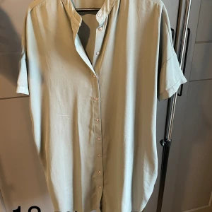 Skjortklänning med fickor - Skjortklänning från Lager 157. Med fickor. Oversize. Stor i storleken.