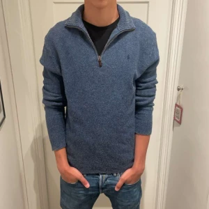 Ralph Lauren zip tröja - Säljer min fina ralphlauren halfzip i storlek M. Den har inga defekter. Skriv om du har några funderingar. Först till kvarn:)