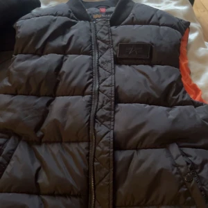 Aplha Industries - En Alpha Industries väst i gott skick, använd 1 gång  Storlek XL men sitter bra på mig och jag har medium
