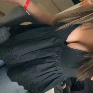 Tröja  - En jätte fin sommar tröja från bikbok och är knappt använden o var köpt för typ en månad sen, ny pris 400