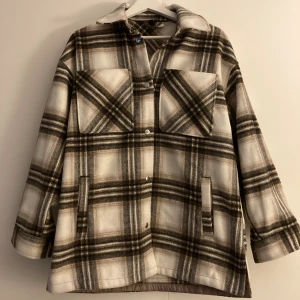 Rutig oversized kappa - Köpte förra året nån gång och använt 1 gång, så nyskick. Den är oversized så ändå stor för att vara XXS och passar som en oversized jacka/kappa på mig som är 160.