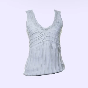 unik topp med spets 🤍 - jättefint vitt linne med spetsdetaljer från märket cream köpt på sellpy!🤍🎀