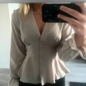 Beige blus - Fin beige blus från bubbleroom använd en gång💗