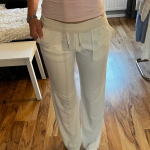 Juicy Couture - Säljer dessa då dem inte kommer till användning. Använda ca 1 gång. Dem är stora i storleken då jag har ett par andra i storlek xs (vuxen modell) och skulle säga att dessa är större (storlek 14/15 år). Köpta från Piraia.   Ordinarie pris: runt 900 kr