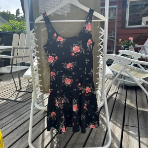 Klänning - Klänning storlek 34