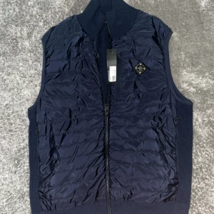 J.lindeberg väst - Säljer min helt nya j.lindeberg väst i färgen navy storlek M, tar emot byten!