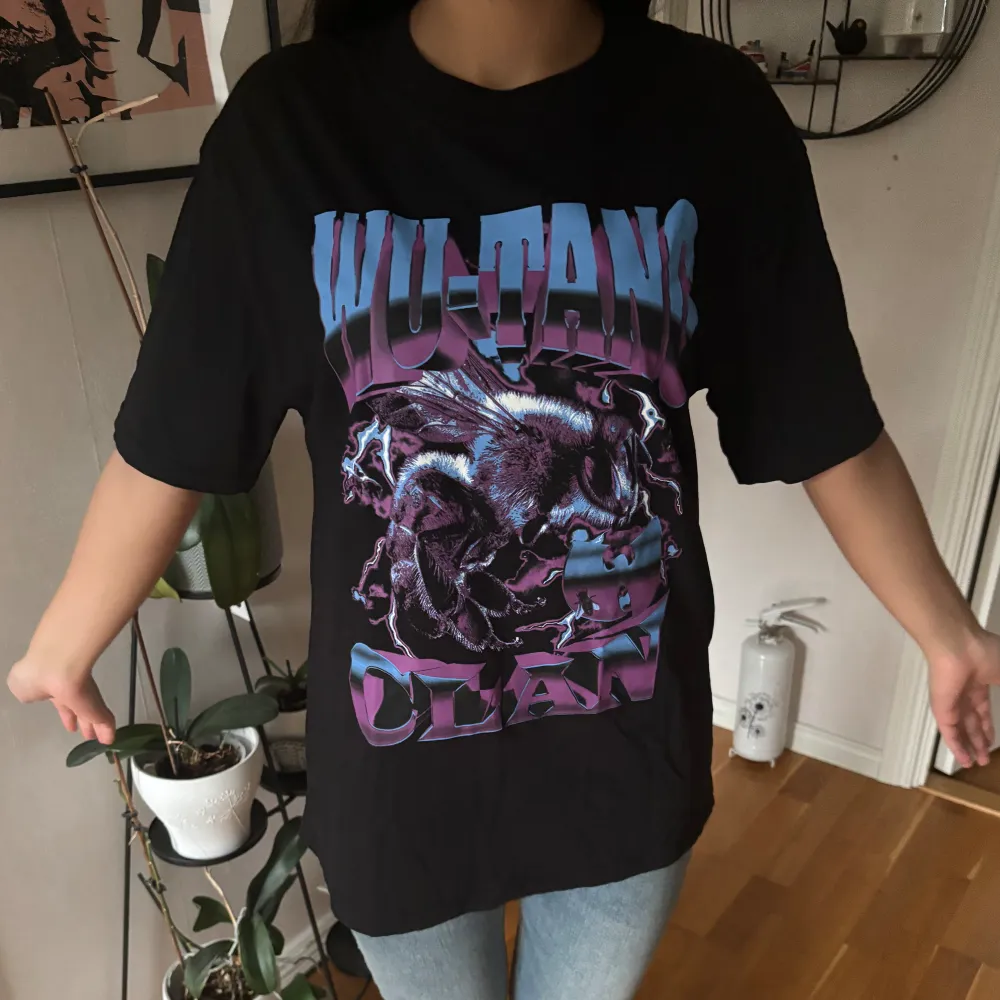 Oversized Wu-tang t-shirt köpt från Junkyard. Använd några få gånger.. T-shirts.