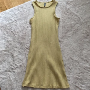 Klänning  - Fin klänning från Vero Moda som sitter tajt och går typ lite över knäna och den sitter fint på men säljer för att jag inte använder den längre💛