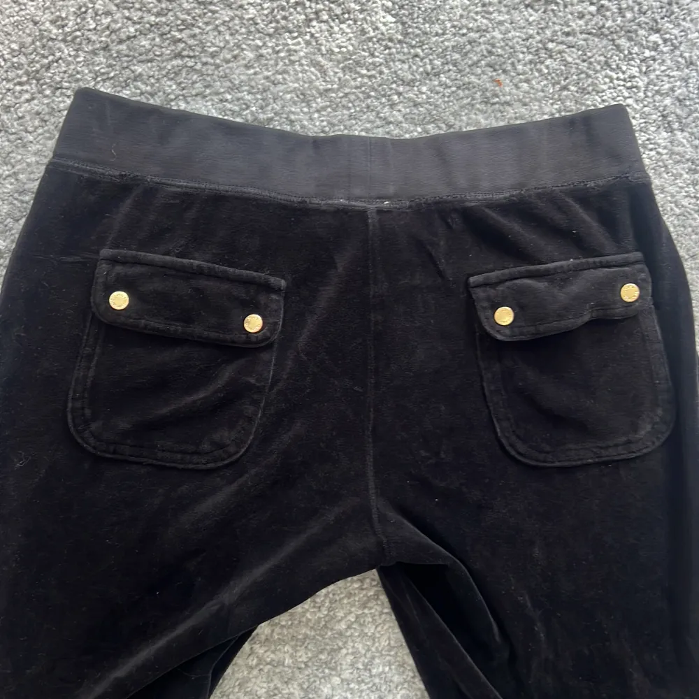 Lågmidjade Juicy Couture byxor i storlek S! Höger ficka har en knapp åkt av under fickan, kan skicka bild privat på det👍🏻💕💕. Jeans & Byxor.