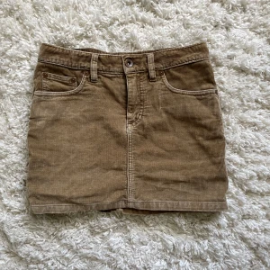 Minikjol i manchester - Brun/beige minikjol i bra material, inga defekter💗