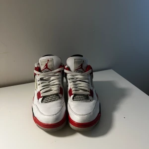 Jordan 4 fire red - Jordan 4 fire red  Storlek 43  Bra skick  Skokartong finns även kvar ifall det önskas Pris kan diskuteras