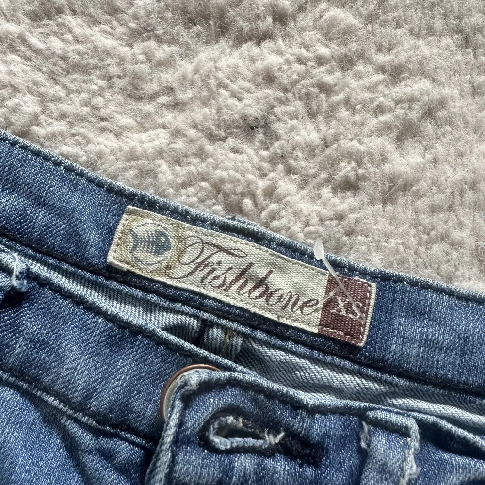 Väldigt lågmidjade shorts, väldigt vintage går ej att få tag i längre. Strl XS, men passar S. Shorts.