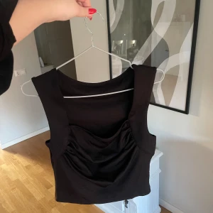 Svart topp - Svart ribbad topp från Cider - Storlek XL, men liten i storleken - Oanvänd - Köparens står för frakten - Inga returer - Betalning via köp direkt 