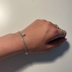 Silverarmband med hjärtan - Säljer ett äkta silverhalsband med hjärtan. Vid köp av andra smycken kan frakt kombineras. Skriv vid frågor.