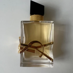 Ysl libre edp - Knappt använd YSL libre edp. Nypris: 1400 köpt nyligen på Kicks.