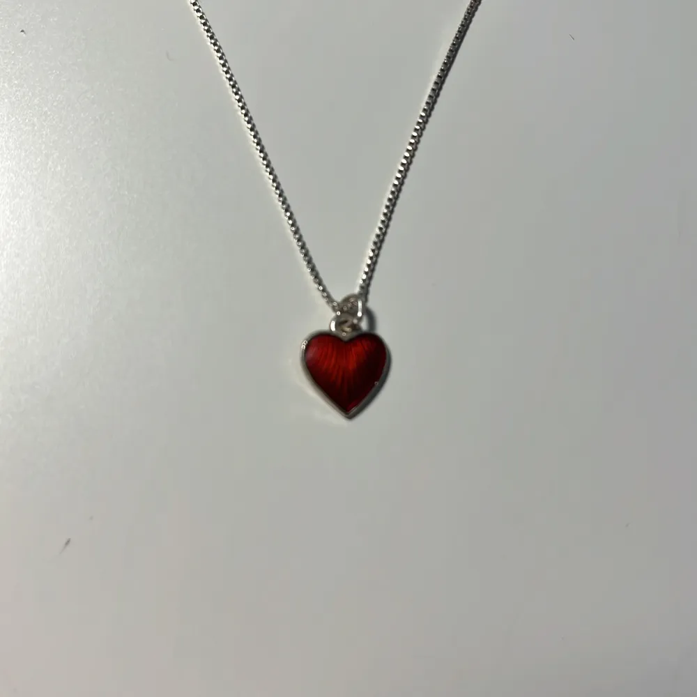 Säljer ett äkta silverhalsband med ett rött hjärta på. Halsbandet har en 925 stämpel. Vid köp av andra smycken kan frakt kombineras. Skriv vid frågor.. Accessoarer.