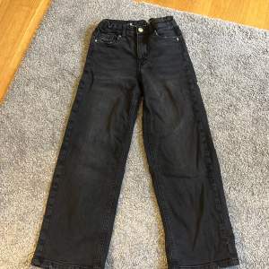Svarta jeans i storlek 140