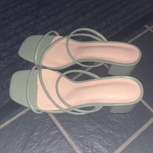 Klackar i jätte fin grön färg! - Som man kan se i bild tre så har klackarna aldrig blivit burna utomhus. De är i jätte bra skick. Behöver bli av med därför säljer jag de för billigt pris.