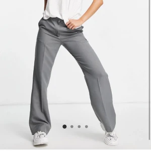 Kostymbyxor grå - Gråa kostymbyxor från ASOS med raka ben. Väldigt fin kvalite, färg och passform men har tyvärr ingen användning för dem då de är försmå. Passar även 36. Sällan använda och i mycket fint skick.