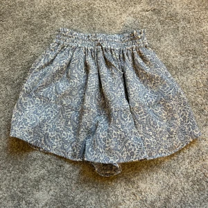 Kjol - Så fin kjol från zara som inte kommer till användning längre🙃 Inbygga shorts vilket är praktiskt! Andvänd men inga defekter. Resårband i midjan 