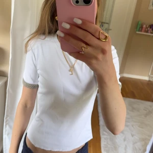 T-shirt - Jätte snygg zara tröja med detaljer längst ner på ärmarna. Använd fåtal gånger och är i bra skick💓 Tröjan är avklippt en bit då jag tyckte den var för lång för min smak. Tröjan är i S men passar också xs. Säljer då den inte kommer till användning💓