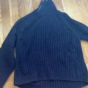 Zara tröja - Jätte snygg mörkblå zara tröja med en dragkedja. Ett litet hål, så längre pris
