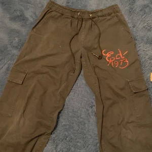 Ed hardy cargos - Super fina ed hardy cargos is storlek S. Dem e tyvärr lite urtvättade🫶