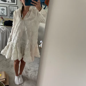 Vit klänning  - Superfin vit klänning ifrån hm. Perfekt till sommaren eller kanske studenten. Bra skick. Säljer då den inte kom till användning under studenten! 