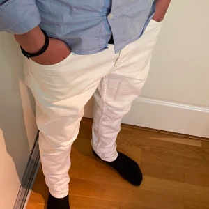 Tiger of Sweden jeans  - Tja säljer as feta vita tiger of Sweden jeans. Storlek 32/32. De är i perfekt skick. Nypris 1600 mitt pris 350