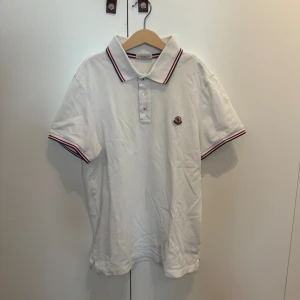 Moncler piké - Tjena! Säljer dena stilrena piké från moncler som passar perfekt till sommaren. Köptes på Nk Stockholm för ca 3500kr och är i nästintill perfekt skick. Såklart äkta. Kan fraktas eller hämtas. Om du undrar något är det bara att höra av sig.