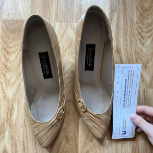 Beiga klackskor Vintage Handgjorda  - Köpt på secondhand, bara testad. Trodde den skulle funka pga var väldigt varm när jag testade dem = större fötter men nepp.   25cm långa 6 cm vida  7 cm klack 