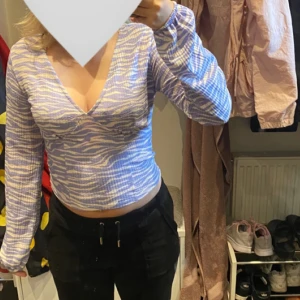 Blus - Säljer denna jätte söta blusen från GinaTricot. Säljer pga att jag aldrig använder den. Den är helt oanvänd men har ingen lapp kvar. 