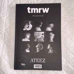 tmrw - the asia volume | ATEEZ & HOLLAND - ”culture magazin”  Fina bilder och korta intervjuer med ATEEZ och HOLLAND. Köpt på pressbyrån för 2 år sen(?)  Finns även andra fina bilder och intervjuer. Mode, stadsbilder mm.  I bra skick förutom att rester av prislapp/klister är kvar..