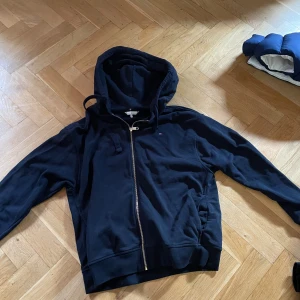 Tommy Hilfiger kofta  - En tommyhilfiger kofta i bra skick som inte använts mycke i storlek Medium.