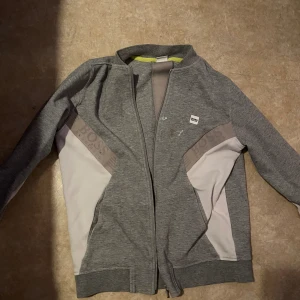 Hugo boss - Hugo boss hoodie som är i bra skick. Finns en fläck på framsidan som är enkelt att ta bort. 