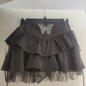 Svart kjol med detaljer - Svart kjol med lager tyll Snörningar på sidorna, dragkedja på baksidan Säljer åt min syster och där finns djur i hemmet Använd 1 gång