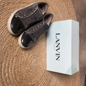 Grå Lanvins - Feta pjucks, skick 8/10 lite små defekter men syns inte när de används. Storlek  45, Nypris ligger på 4999kr🔥