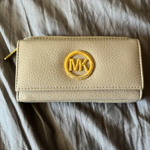 Michael Kors Plånbok  - Den är lite sliten i märket nej annars funkar den toppen!  Meddela mig innan köp!!🙌🙌