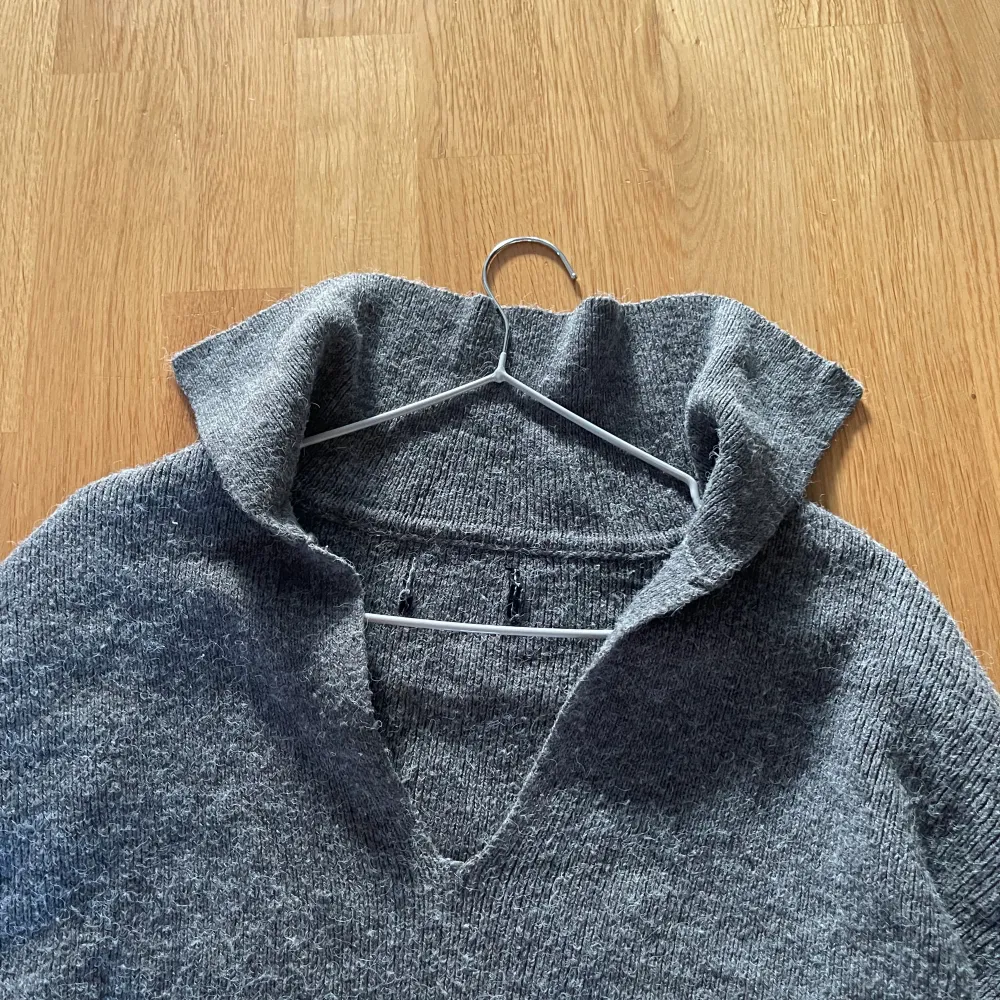Grå stickad tröja från BikBok - Storlek L - Sparsamt använd - Köparens står för frakten - Inga returer - Betalning via köp direkt . Stickat.