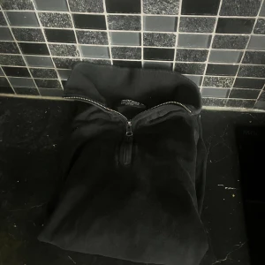 Halfzip långärmad  - Snygg halfzip långärmad som är tvär snygg. Skick 8/10. Tveka inte på att ställa frågor! Storleken är S men sitter lite mindre. Dock sitter den bra på även ifall man har S/XS. Det går alltid att pruta. 