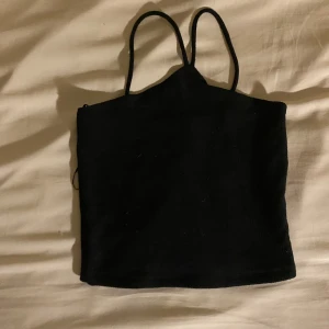 Fint linne från Gina Tricot  - Fint svart linne ifrån Gina Tricot i storlek XS🌸 Använt en gång☺️
