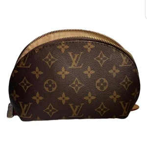 Vintage LV necessär  - LOUIS VUITTON Monogram Trousse Demi Ronde  Storlek (cm): B22cm x H13cm x D6cm Äkta, säljs för 5k och uppåt på miinto  