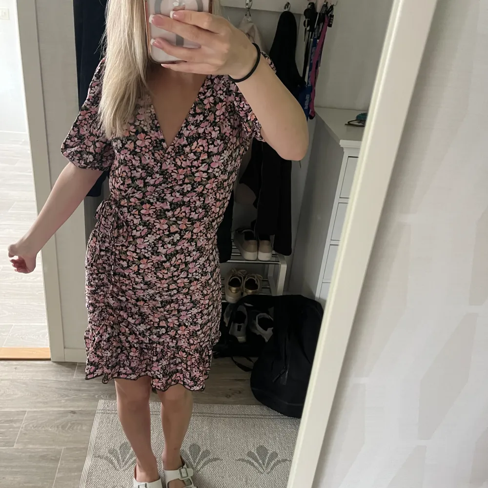 jättefin klänning , haft den ganska länge och den är fortfarande fräsch och den är inte trasig någon stans, skriv för mer bilder ❤️. Mekot.