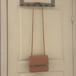 Rosa väska - Använd enstaka gånger, nyskick😊 Har ett fack med dragkedja inuti💘