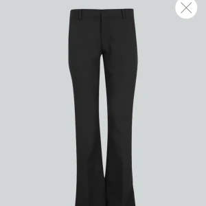 Kostymbyxor  - Säljer dem hära eftersom dem är för små där nere vid fötterna, råka köpa i petite length och jag kan inte nu lämna tillbaka Modellen heter Vera från Bik Bok. Passar bra på  längden 140-160. Om någon vill byta min mot Vera tall går de cokså bra