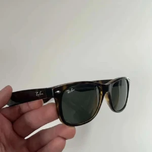 Rayban  - Schyssta Ray-bans Wayfarer i en mörkbrun färg. Helt nya, oanvända. Pris kan justeras under en smidig affär. (Obs. Inte mina bilder)