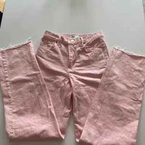 Rosa jeans - Jag säljer ett par jättesöta rosa jeans från zara i storlek 34💗 jag säljer dem pga dem komme ringde till användning 