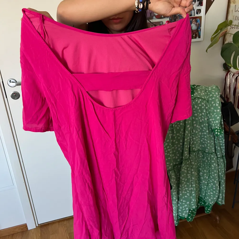 rosa klänning/blus kort ny med prislapp og pris 150kr. Klänningar.