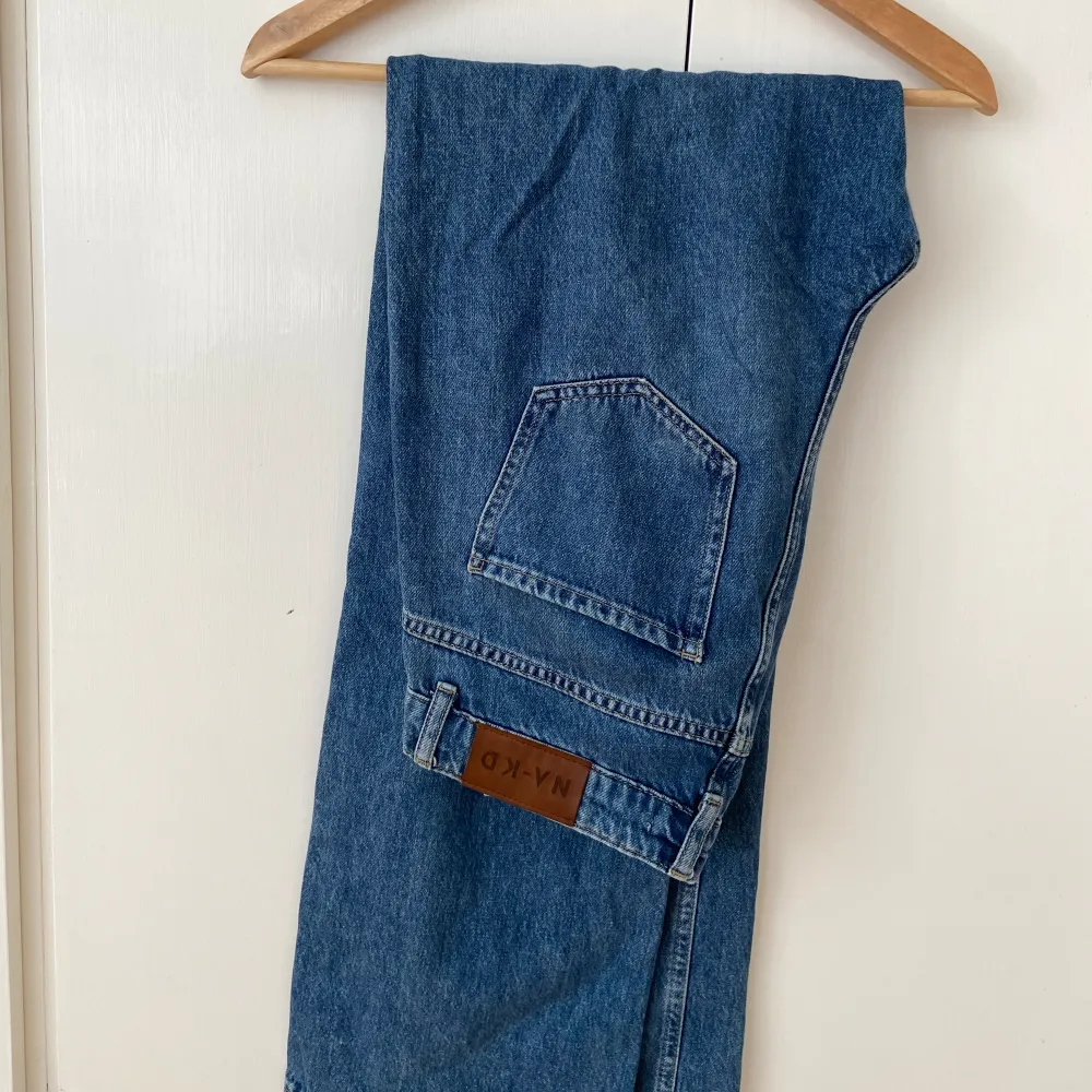 Jeansen är inte använda särskillt mycket men är något mjuka i materialet. Jag är själv 175 cm  och byxorna räcker precis ned i marken så dem passar bra för någon längre! . Jeans & Byxor.