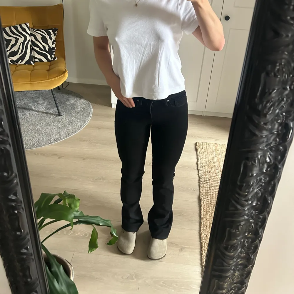 Svarta bootcut jeans från zara med medelhög midja. Sällan använda och sälja pga av det.. Jeans & Byxor.